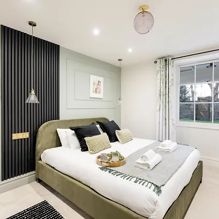 Apartament Opulent 2-bed Retreat With Garden *