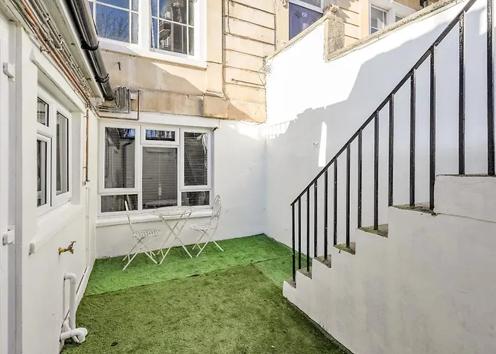 Opulent 2-bed Retreat With Garden Apartament *