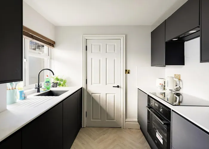 Opulent 2-bed Retreat With Garden Bristol