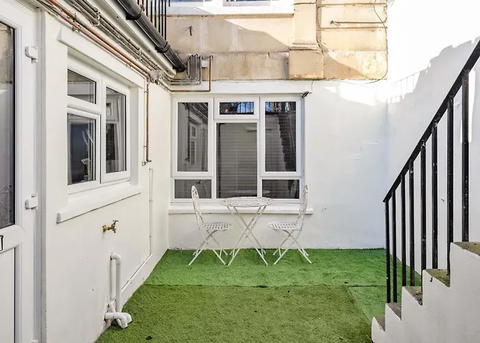 Opulent 2-bed Retreat With Garden Bristol