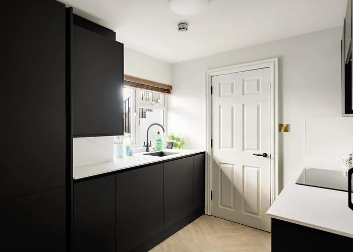 Apartament Opulent 2-bed Retreat With Garden