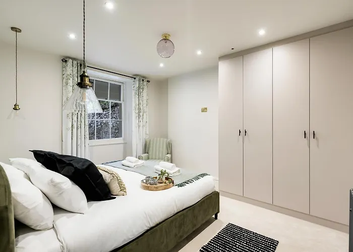 Opulent 2-bed Retreat With Garden