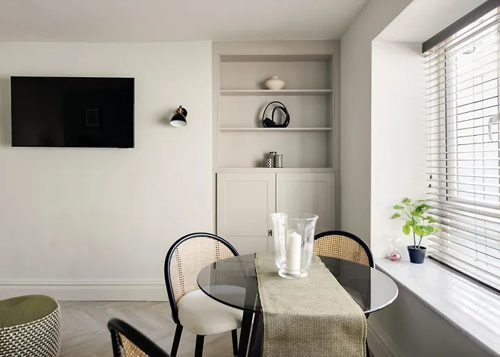 Apartament Opulent 2-bed Retreat With Garden *