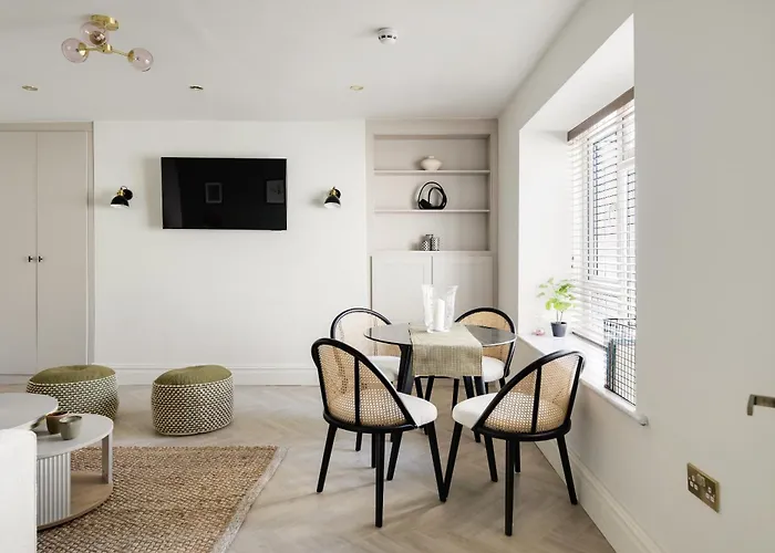 Apartament Opulent 2-bed Retreat With Garden