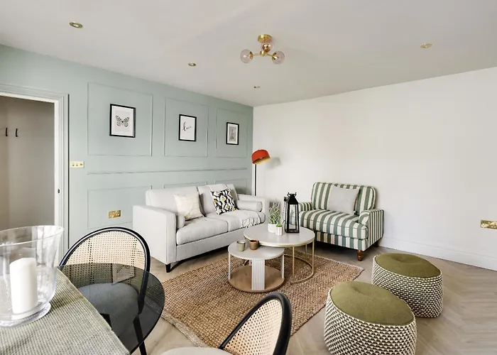 Opulent 2-bed Retreat With Garden *