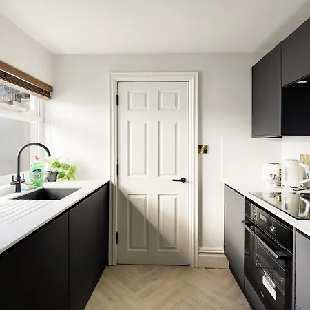 Opulent 2-bed Retreat With Garden Bristol