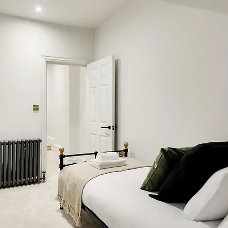 Apartment Opulent 2-bed Retreat With Garden Bristol