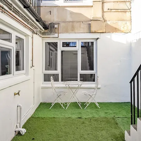 Opulent 2-bed Retreat With Garden Bristol