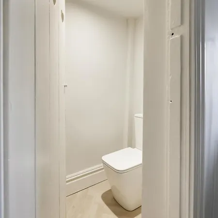 Opulent 2-bed Retreat With Garden Bristol