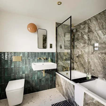 Opulent 2-bed Retreat With Garden Apartament