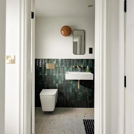 Opulent 2-bed Retreat With Garden * Bristol