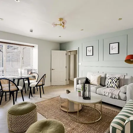 Opulent 2-bed Retreat With Garden