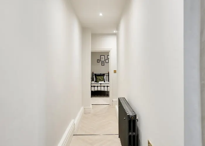 Апартаменти Opulent 2-bed Retreat With Garden