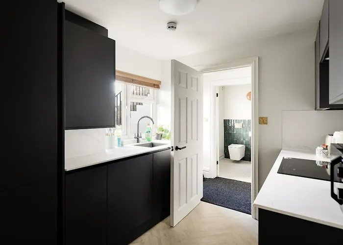 Opulent 2-bed Retreat With Garden Апартаменти *