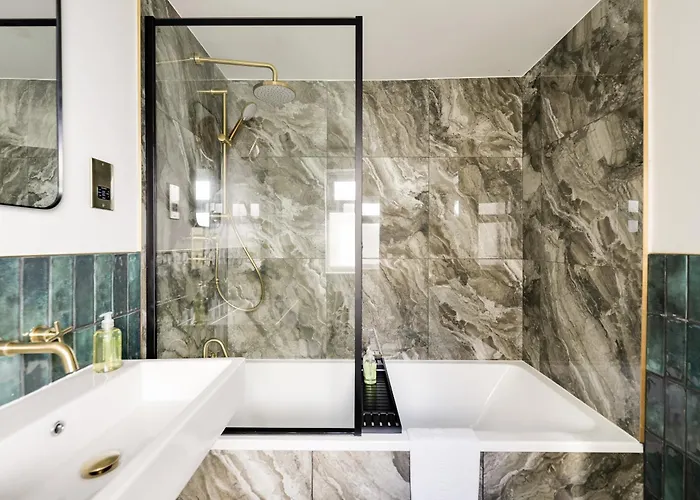 Opulent 2-bed Retreat With Garden *