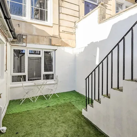 Opulent 2-bed Retreat With Garden Апартаменты *