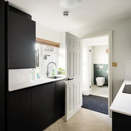 Opulent 2-bed Retreat With Garden Lägenhet *