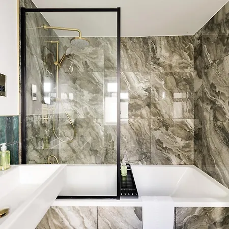 Opulent 2-bed Retreat With Garden *