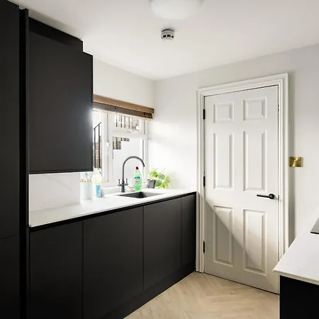 Апартаменты Opulent 2-bed Retreat With Garden