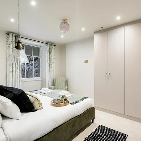 Opulent 2-bed Retreat With Garden