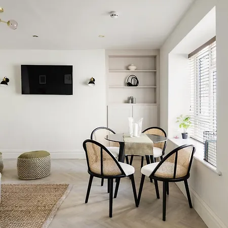 Lägenhet Opulent 2-bed Retreat With Garden