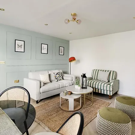 Opulent 2-bed Retreat With Garden *